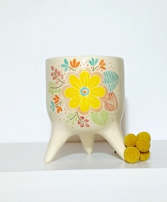 Imagen de MACETAS CON DISEÑOS FLORALES Y PATITAS / ELECCION DE MOTIVO SEGUN DISPONIBILIDAD / TIENEN DRENAJE