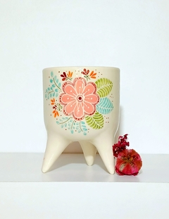 MACETAS CON DISEÑOS FLORALES Y PATITAS / ELECCION DE MOTIVO SEGUN DISPONIBILIDAD / TIENEN DRENAJE - Alquimia Botanica de Autor