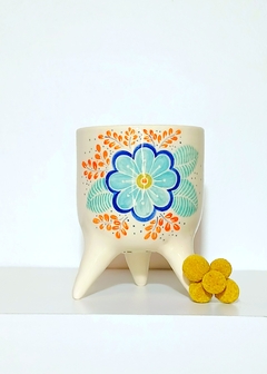MACETAS CON DISEÑOS FLORALES Y PATITAS / ELECCION DE MOTIVO SEGUN DISPONIBILIDAD / TIENEN DRENAJE - comprar online