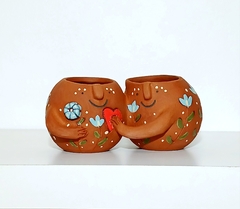 MACETA ENAMORADOS DOBLES / PIEZAS ARTESANALES UNICAS / TIENEN DRENAJE / ELECCION DE COLOR SEGUN DISPONIBILIDAD en internet