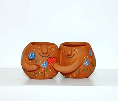 MACETA ENAMORADOS DOBLES / PIEZAS ARTESANALES UNICAS / TIENEN DRENAJE / ELECCION DE COLOR SEGUN DISPONIBILIDAD