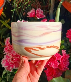 MACETAS COMBINADAS CON ESMALTES TOSTADOS LILAS Y ROSAS / TIENEN DRENAJE / ELECCION SEGUN DISPONIBILIDAD - Alquimia Botanica de Autor