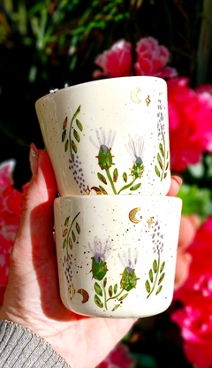 MACETAS PRECIOSAS CON DISEÑO DE CARDOS Y DETALLES EN ORO / PIEZAS ARTESANALES / TIENEN DRENAJE / VALOR POR UNIDAD