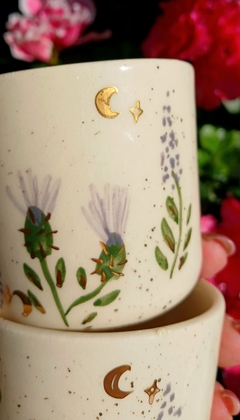 MACETAS PRECIOSAS CON DISEÑO DE CARDOS Y DETALLES EN ORO / PIEZAS ARTESANALES / TIENEN DRENAJE / VALOR POR UNIDAD - comprar online