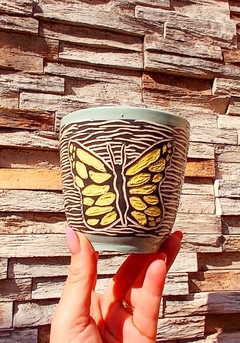 MACETA ARTESANAL ESGRAFIADA CON DISEÑO DE MARIPOSA / TIENE DRENAJE - Alquimia Botanica de Autor