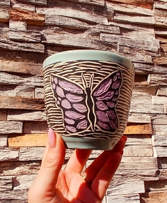 MACETA ARTESANAL ESGRAFIADA CON DISEÑO DE MARIPOSA / TIENE DRENAJE - tienda online