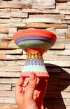 MACETA ARTESANAL DE TORNO CON MODELO DE COPA TEXTURADA / RAYAS MULTICOLORES / TIENEN DRENAJE
