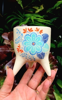 MACETAS CON DISEÑOS FLORALES Y PATITAS / ELECCION DE MOTIVO SEGUN DISPONIBILIDAD / TIENEN DRENAJE - Alquimia Botanica de Autor