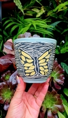 MACETA ARTESANAL ESGRAFIADA CON DISEÑO DE MARIPOSA / TIENE DRENAJE - comprar online