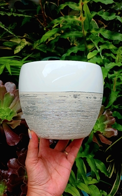PORTA MACETA ESMALTADA EN BLANCO CON DETALLES DE TEXTURA METALIZADA EN PLATEADO / SIN DRENAJE en internet