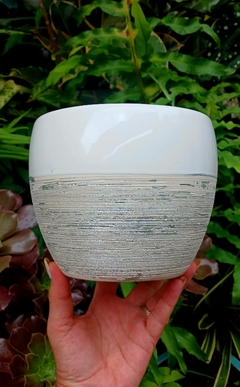 PORTA MACETA ESMALTADA EN BLANCO CON DETALLES DE TEXTURA METALIZADA EN PLATEADO / SIN DRENAJE