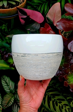 PORTA MACETA ESMALTADA EN BLANCO CON DETALLES DE TEXTURA METALIZADA EN PLATEADO / SIN DRENAJE - comprar online