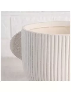 MACETON CON TEXTURA VERTICAL Y ASAS DECORATIVAS / TIENE DRENAJE - comprar online
