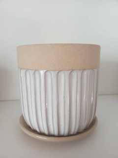 MACETA DISEÑO HELENICO EN GRES CON TEXTURA VERTICAL Y PLATO INCLUIDO / TIENE DRENAJE - PRECIO POR UNIDAD - comprar online