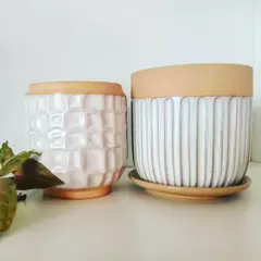 MACETA DISEÑO HELENICO EN GRES CON TEXTURA VERTICAL Y PLATO INCLUIDO / TIENE DRENAJE - PRECIO POR UNIDAD - Alquimia Botanica de Autor