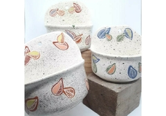 MACETA DE PARED AGUAMANILES CON MOTIVOS DE HOJAS MUY DELICADOS, TIENEN DRENJE Y PERFORACION PARA COLGAR - PRECIO POR UNIDAD