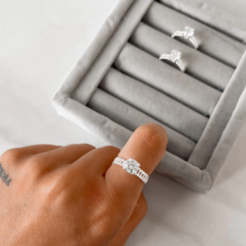 Anel de Prata de Compromisso Solitário Detalhe Vazado