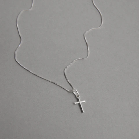 Colar Pingente Cruz Minimalista Mini