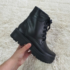 Coturno em couro preto - comprar online