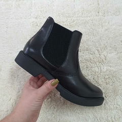 Bota em couro preto na internet