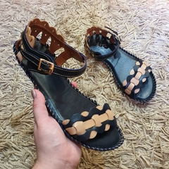 Sandália em couro marinho/camel - comprar online