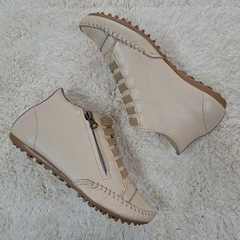 Mocatênis cano alto em couro off white - comprar online