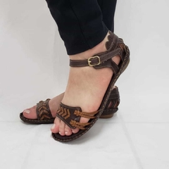 Sandália em couro chocolate/canela - loja online