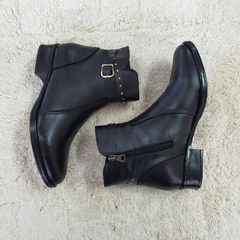 Bota em couro preto