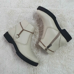 Bota em couro off white - comprar online