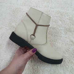 Bota em couro off white na internet