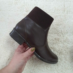 Bota em couro chocolate na internet