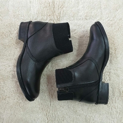 Bota em couro preto
