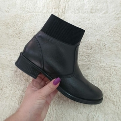 Bota em couro preto na internet