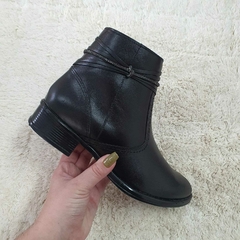 Bota em couro preto - Jully Cristina Calçados