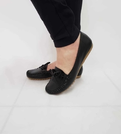 Mocassim em couro preto na internet
