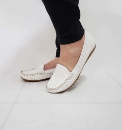 Mocassim em couro branco na internet
