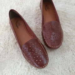 Mocassim em couro vermelho na internet