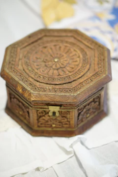 Cofre hindu con detalles en bronce