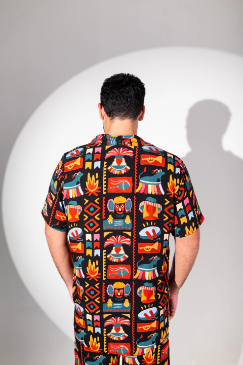 CAMISA DE BOTÃO AGÊNERO ESTAMPA CORES DE JUNHO