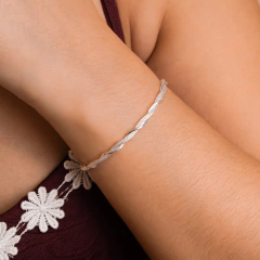 Pulseira Prata Entrelaçada com Fio Octogonal na internet