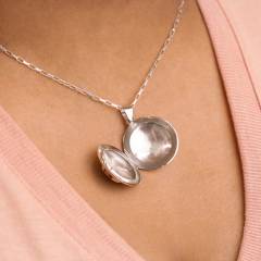 Pingente Prata Relicário Redondo Espelhado Pedra Onix na internet