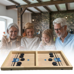 Familia disfrutando de una partida del Mini Tejo Sling Puck de Balgames, mostrando el tablero con fichas en acción.

¿Cómo jugar al Mini Tejo Sling Puck? ¿Cómo se juega al Mini Tejo Sling Puck?