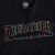 Camiseta preta Thrasher com logo colorido em estilo espectro
