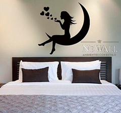 MUJER EN LUNA CON CORAZONES