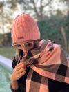 Gorro rosa con simil piel