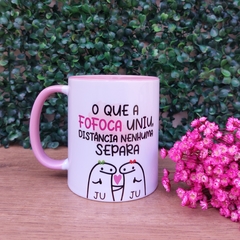 Caneca Cerâmica Alça e Interior Colorido Com Nome (O Que A Fofoca Uniu, Distância Nenhuma Separa)