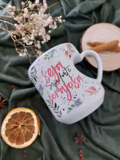 Caneca Cerâmica Corpo Coração Com Tampa Bambu - SEJA FORTE E CORAJOSA - comprar online