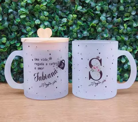 Caneca Vidro Jateado Fosco 325ml + Tampa Bambú - Uma Vida Regada a Café e Amor