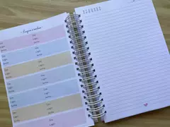 CADERNO A4 UNIVERSITÁRIO - FARM ONÇA - Pequeno Detalhe