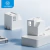 Carregador rápido GaN USB C de 20W e 35W com design em forma de casa, mostrando escadas e janelas, posicionado sobre uma régua de tomadas.